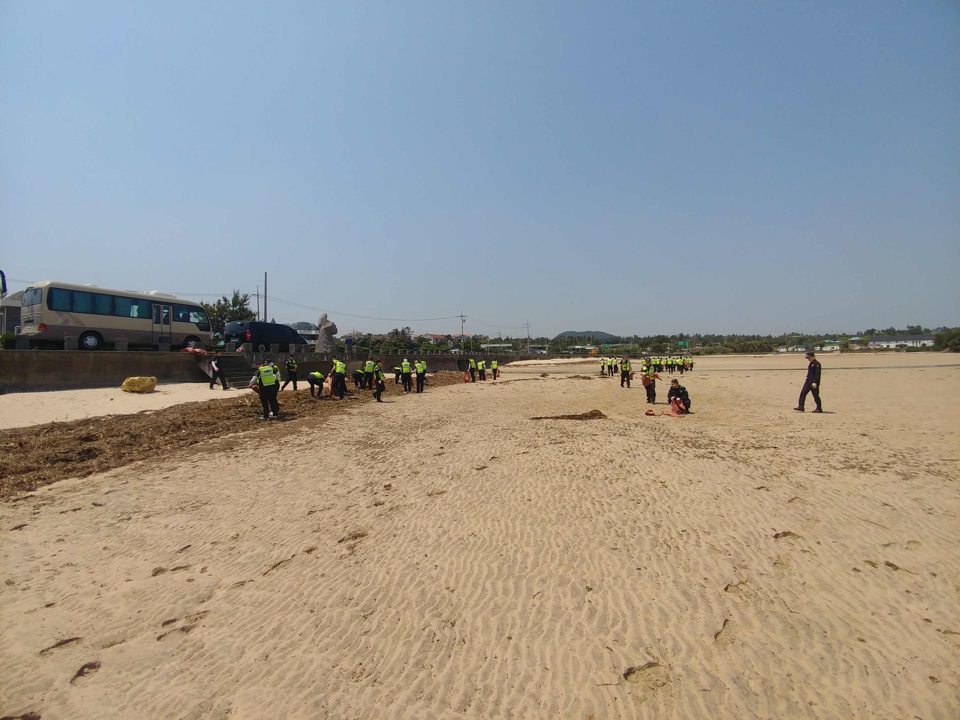 해안경비단“폭우 피해 표선해수욕장 해안 정화 활동”실시